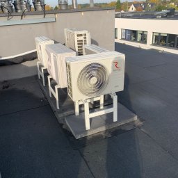 WILD ROSE SERVICES SPÓŁKA Z OGRANICZONĄ ODPOWIEDZIALNOŚCIĄ - Montaż agregatu Hiro Rotenso na dachu 2-piętrowego budynku z lokalami usługowymi w Kiełczowie.