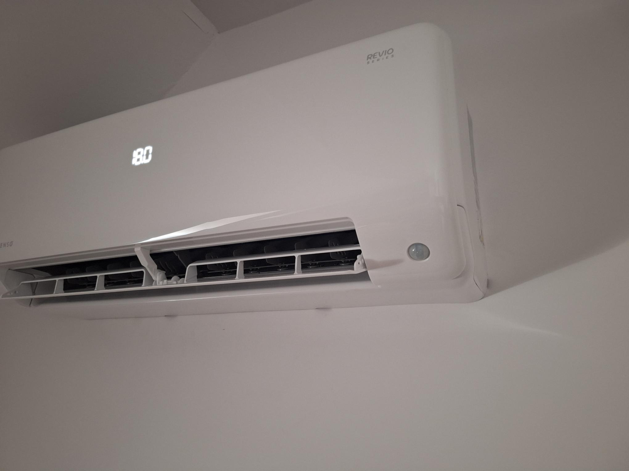 Rotenso Revio 2.5 kw z bliska.