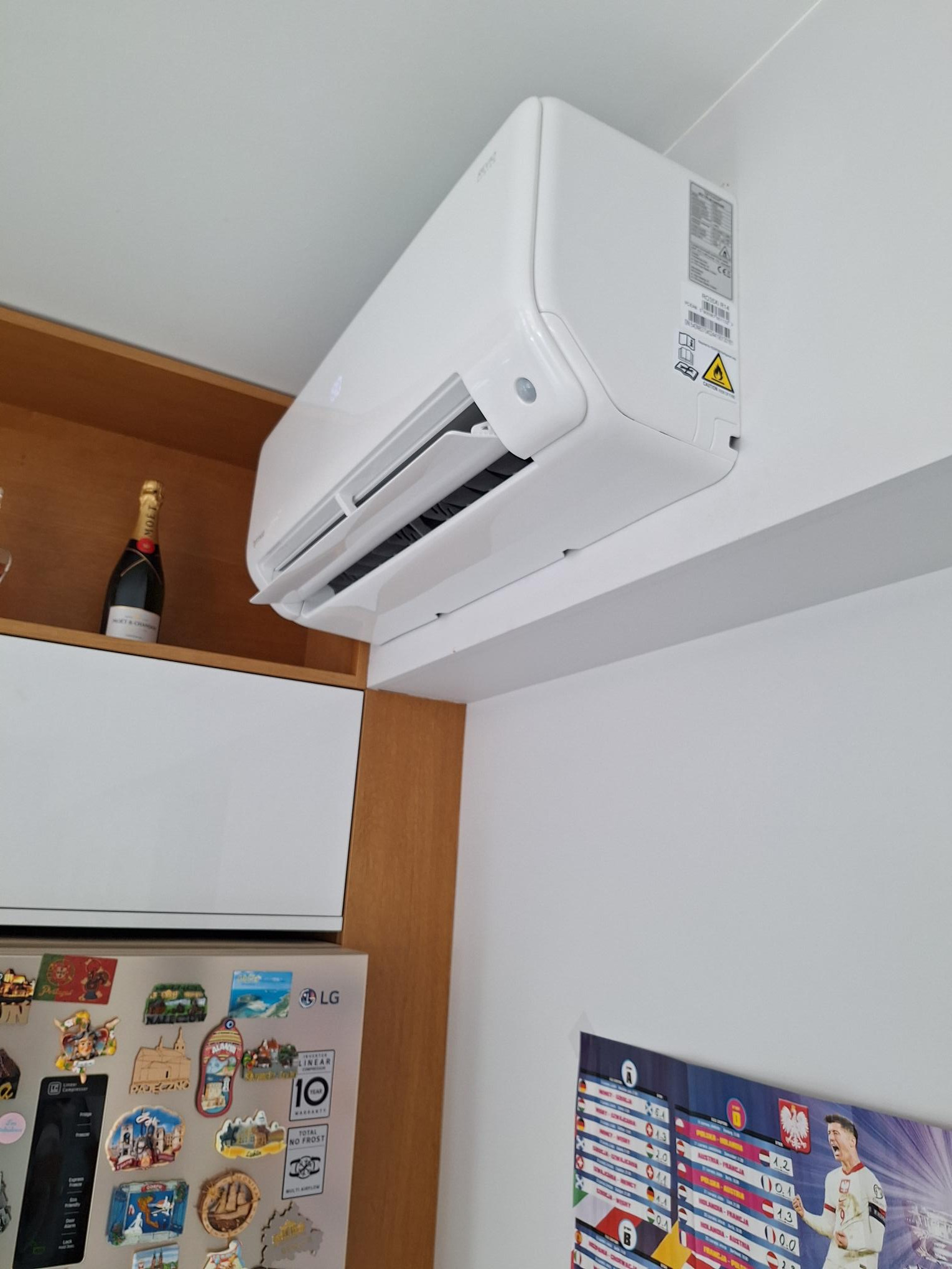 Czas otworzyć szampana z okazji nabycia nowej klimatyzacji przynoszącej komfort.