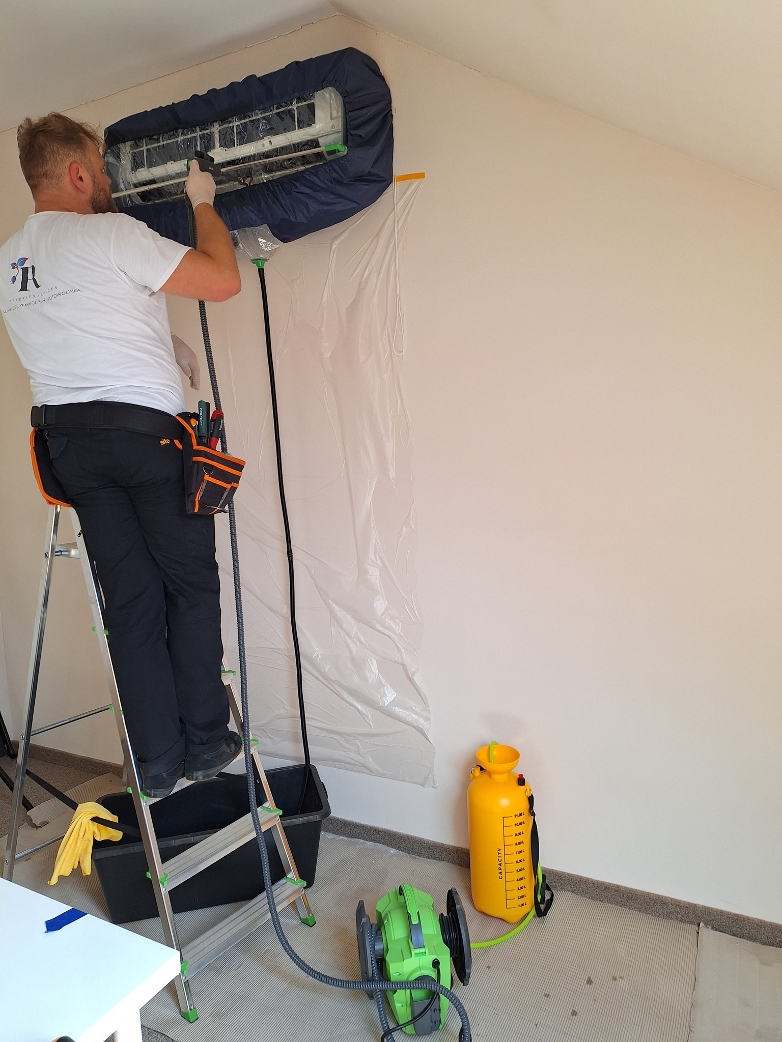 Profesjonalne odgrzybianie klimatyzacji myjką parową Wipcool.