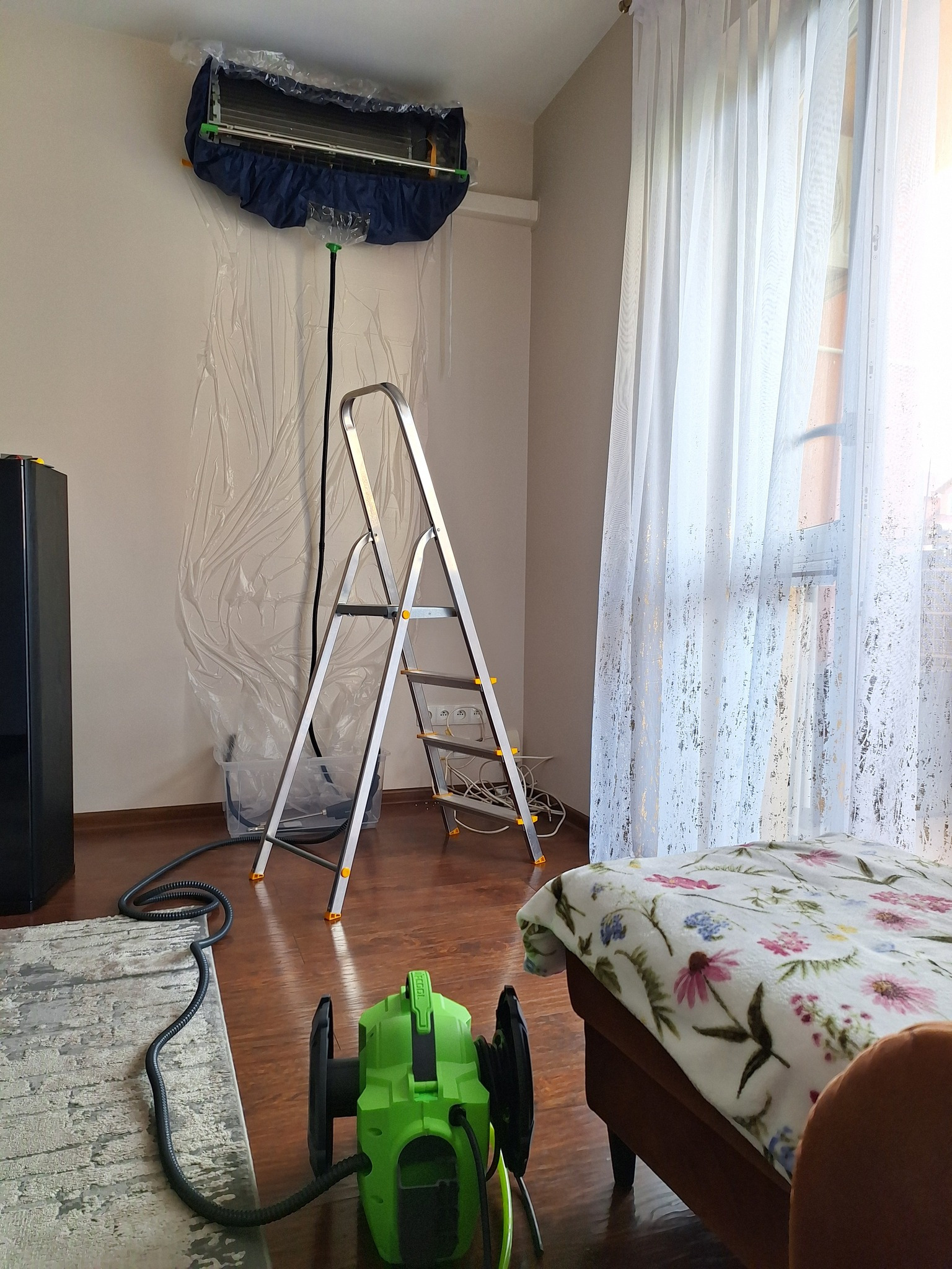 Przygotowanie pomieszczenia do odgrzybiania myjką parową Wipcool.