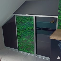 Artur Nowak - Szafa wnękowa z przesuwnymi drzwiami, z jednym skrzydłem w kolorze czarnym i drugim z fototapetą przedstawiającą las, zamontowana na poddaszu.