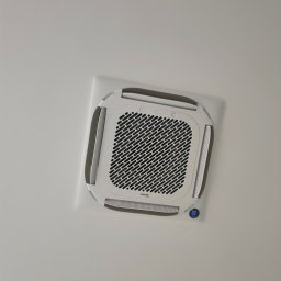 InstalBlu - Kasetonowa klimatyzacja Midea zamontowana w suficie podwieszanym, widoczny wyświetlacz temperatury. Zdjęcie zrobione z dołu.