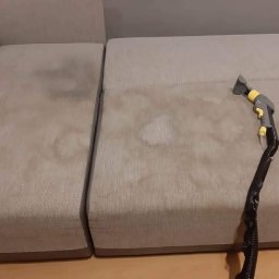 Na-glanc - Beżowa sofa z widocznymi plamami czyszczona parownicą z szarą rączką i żółtymi detalami, ukazująca proces usuwania zabrudzeń.