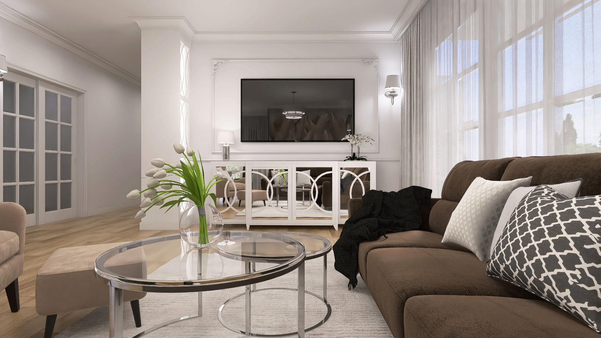 Elegancki salon w stylu glamour: brązowa sofa z dekoracyjnymi poduszkami, okrągłe szklane stoliki kawowe, biała szafka RTV z lustrzanymi frontami i telewizorem na ścianie, tulipany w szklanym wazonie.