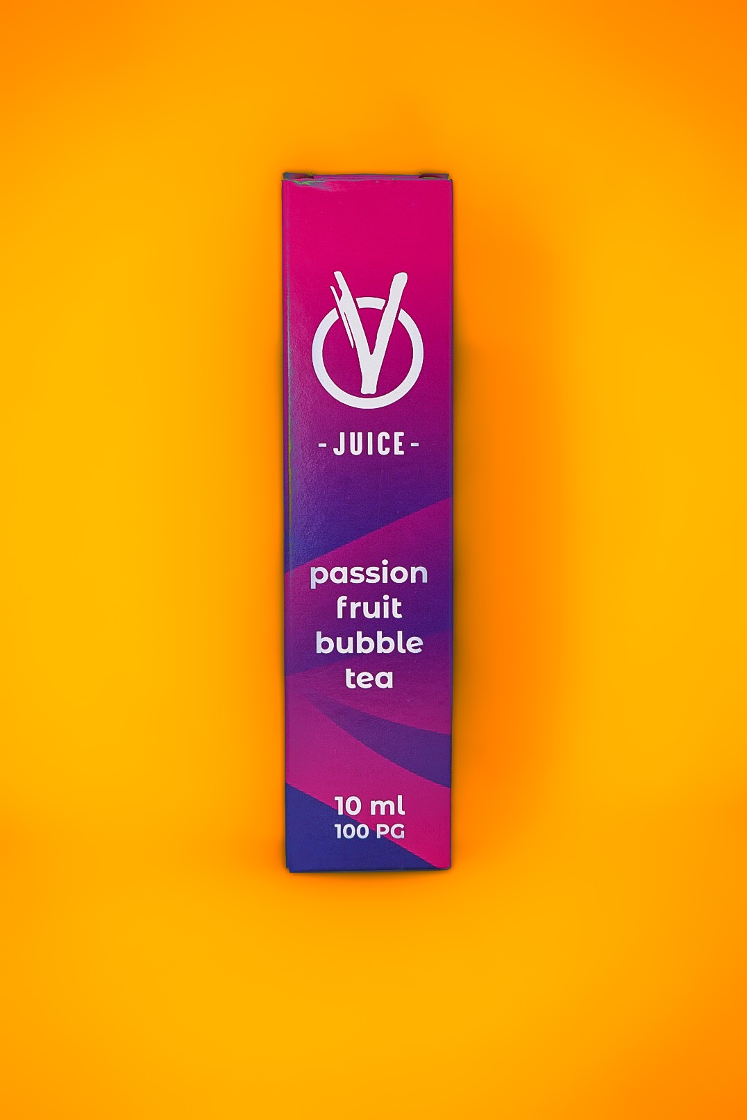 Pudełko z liquidem do e-papierosa o smaku marakuja bubble tea, gradient fioletowo-różowy, na pomarańczowym tle.