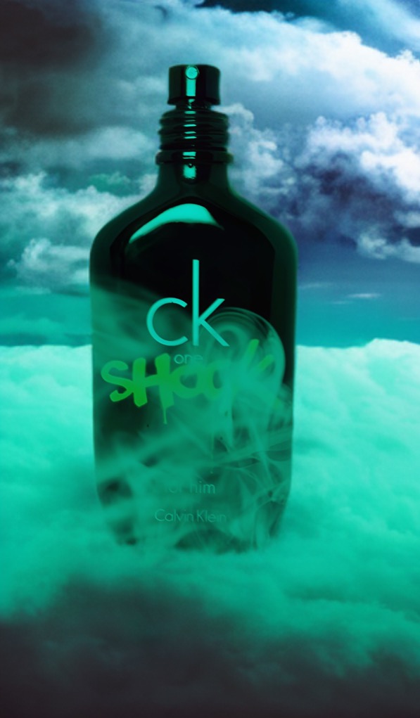 Flakon perfum Calvin Klein One Shock for Him na tle chmur i dymu w odcieniach turkusu i bieli.