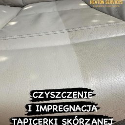 Heaton Services Bartłomiej Szylko - Fragment jasnej skórzanej tapicerki kanapy, widoczna różnica w czystości po częściowym czyszczeniu i impregnacji, logo firmy w prawym górnym rogu.