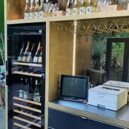 Szafa na wino wykończenie mosiądz