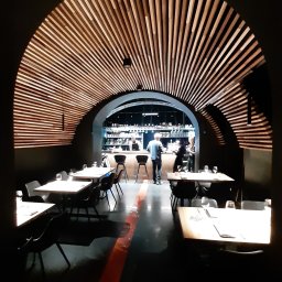 Lamele drewno egzotyczne na konstrukcji stalowej