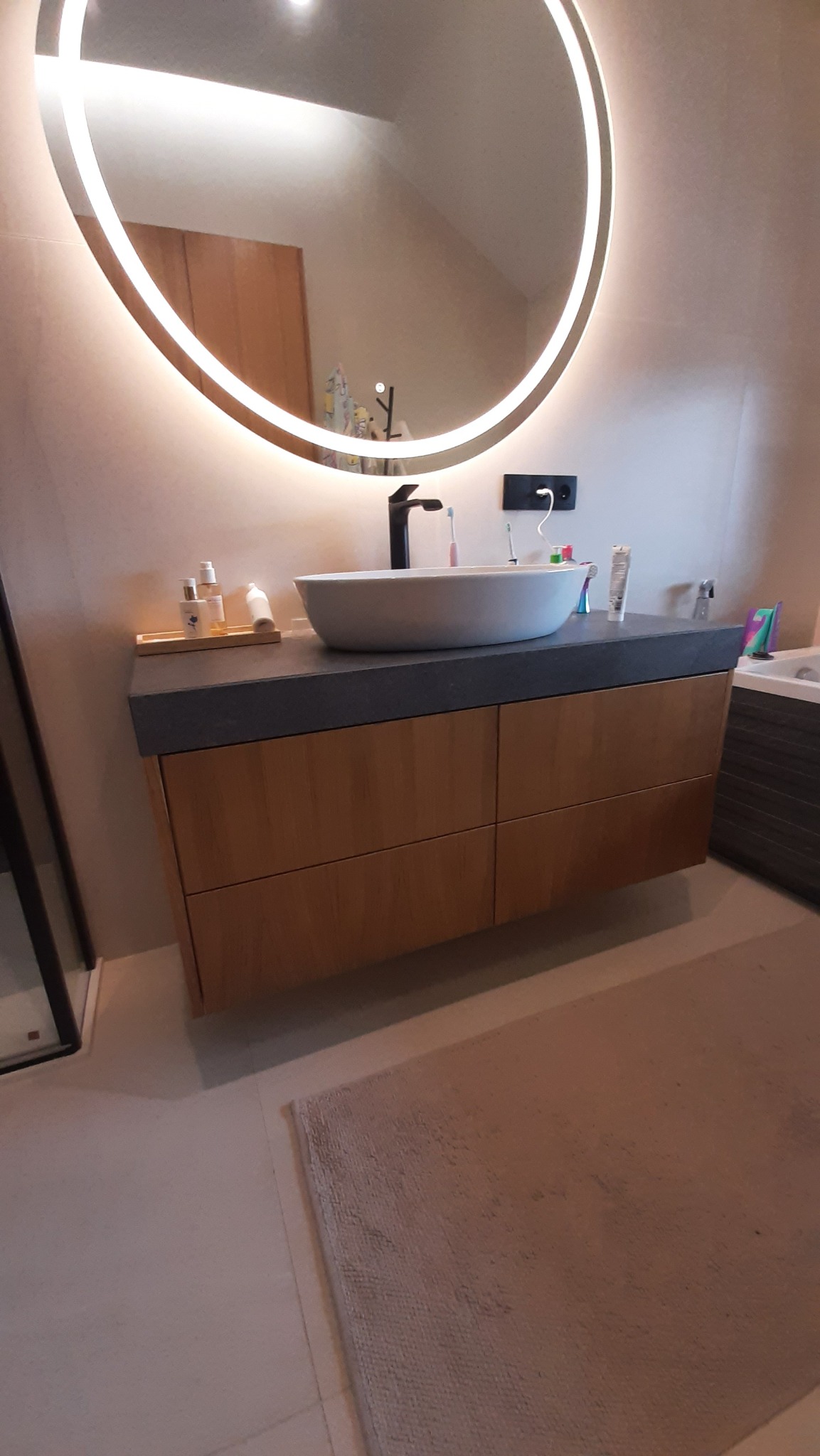 Szafka podwieszana pod umywalkę z szufladami