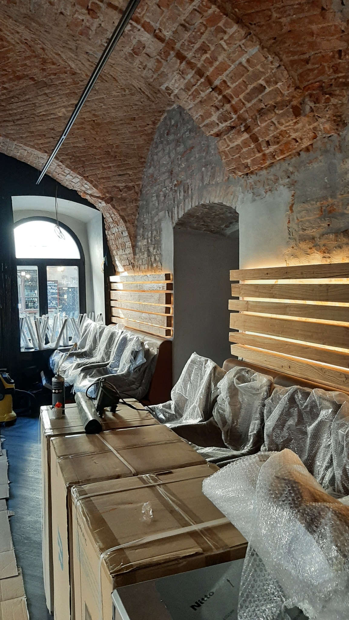 Belki szczotkowane modrzewiowe z podświetleniem led