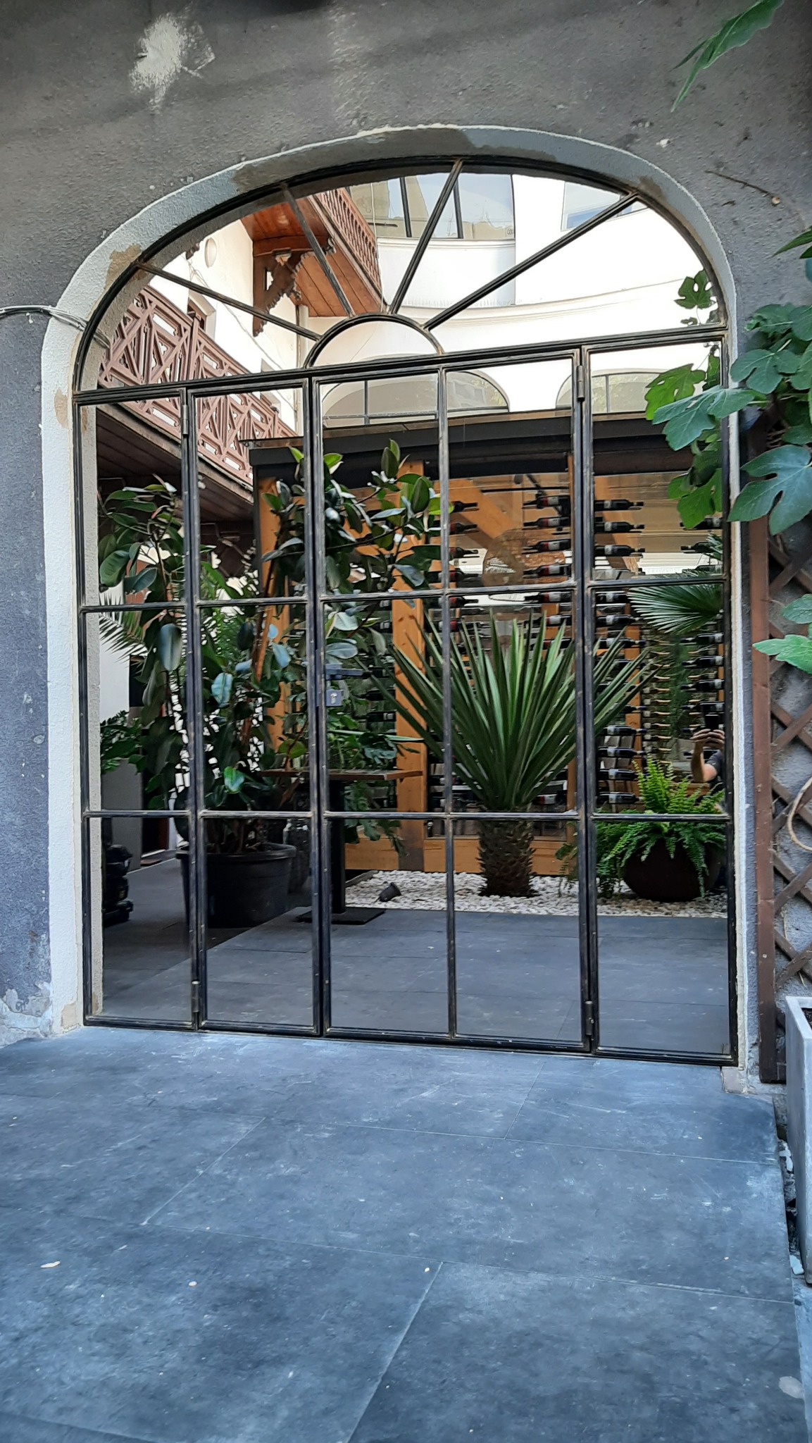 Lustro ozdobne w Ramie stalowej z ukrytymi drzwiami