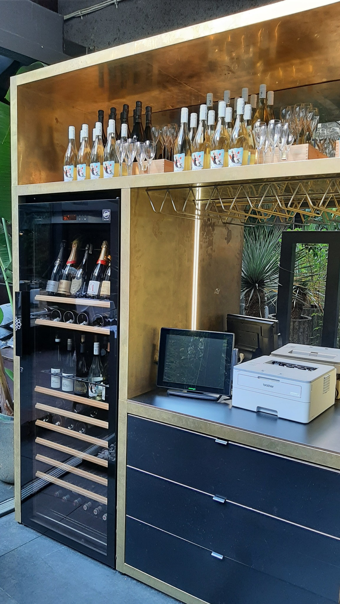 Szafa na wino wykończenie mosiądz