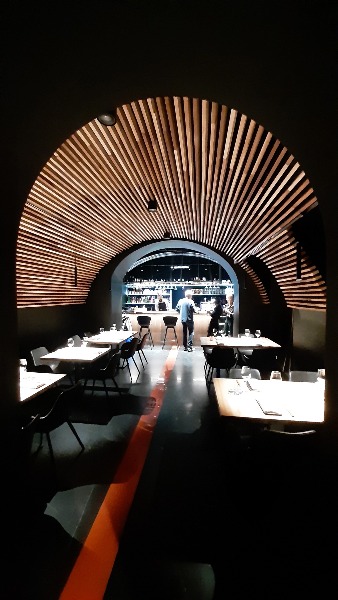 Lamele drewno egzotyczne na konstrukcji stalowej