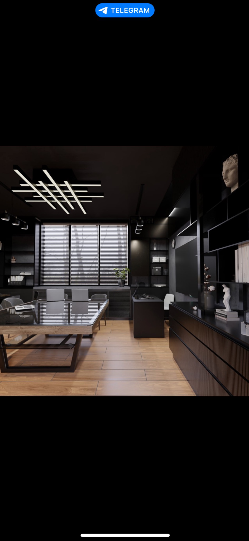 Nowoczesne biuro z drewnianą podłogą, szklanym stołem konferencyjnym, czarnymi meblami i dekoracyjnym oświetleniem sufitowym.