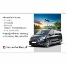 Czarny Mercedes Vito na tle panoramy miasta i startującego samolotu, obok lista usług transportowych, w tym wynajem busa z kierowcą.