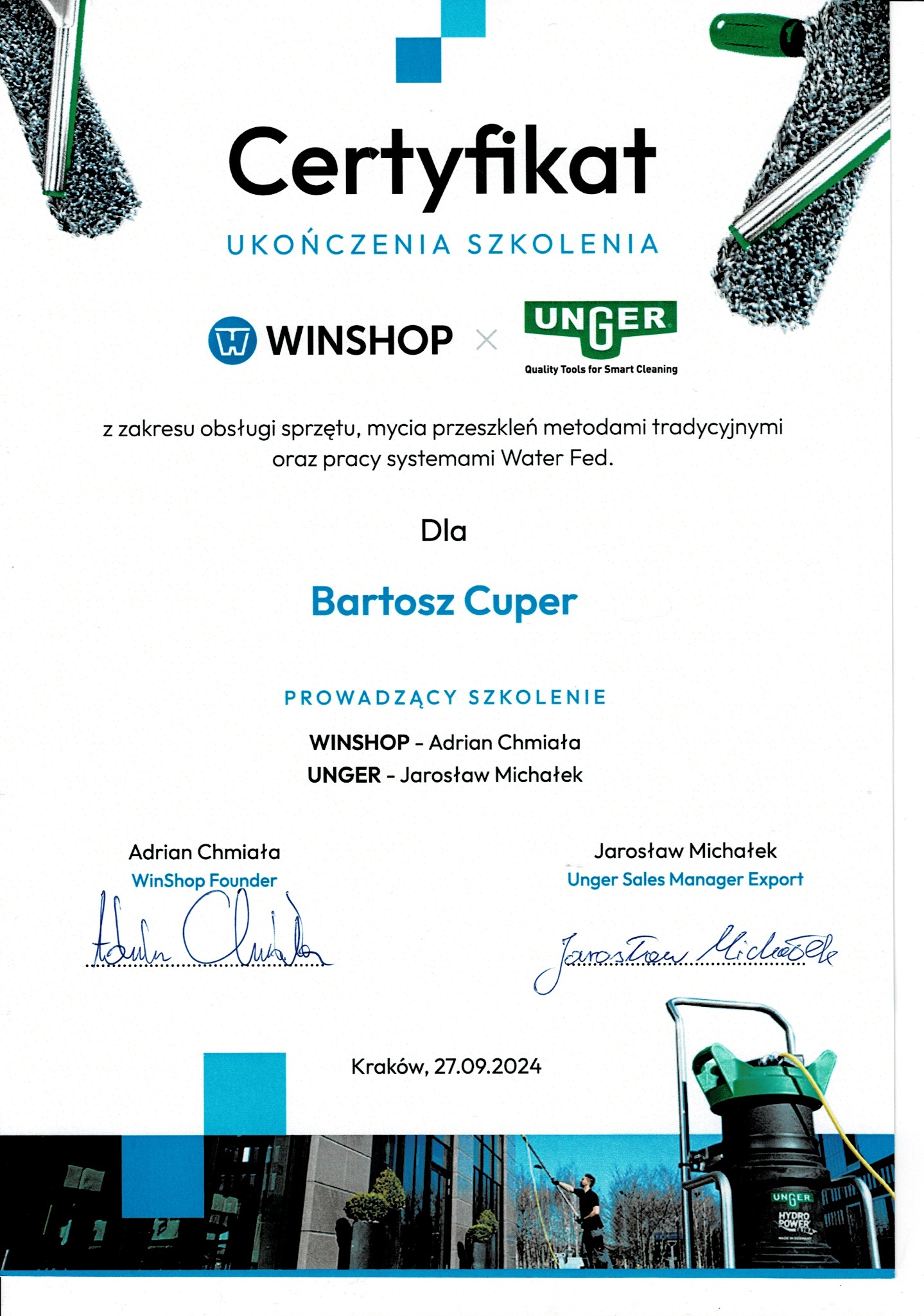 Certyfikat ukończenia szkolenia z obsługi sprzętu i technik mycia przeszkleń Winshop i Unger, z widocznymi narzędziami do mycia okien.