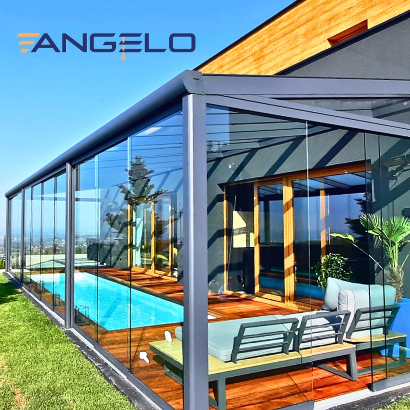 Zadaszona szklanymi panelami przestrzeń tarasowa z basenem, widok na panoramę miasta w oddali, nowoczesny design z metalową konstrukcją w kolorze grafitowym.