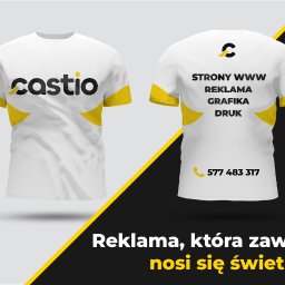 Castio.pl - Kreatywna Agencja Reklamowa i Drukarnia - Dwie białe koszulki z krótkim, żółtym rękawem, z przodu logo firmy 'castio', z tyłu wypisane usługi: strony www, reklama, grafika, druk oraz numer telefonu, umieszczone na czarno-żółtym tle...