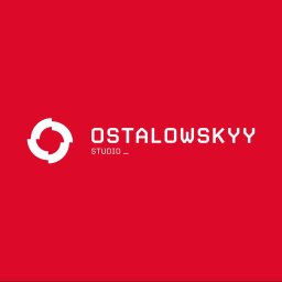 Target Brand - Minimalistyczny projekt identyfikacji wizualnej Ostalowskyy Studio z logo składającym się z czterech białych segmentów tworzących okrąg, umieszczony na czerwonym tle. W prawym górnym rogu...