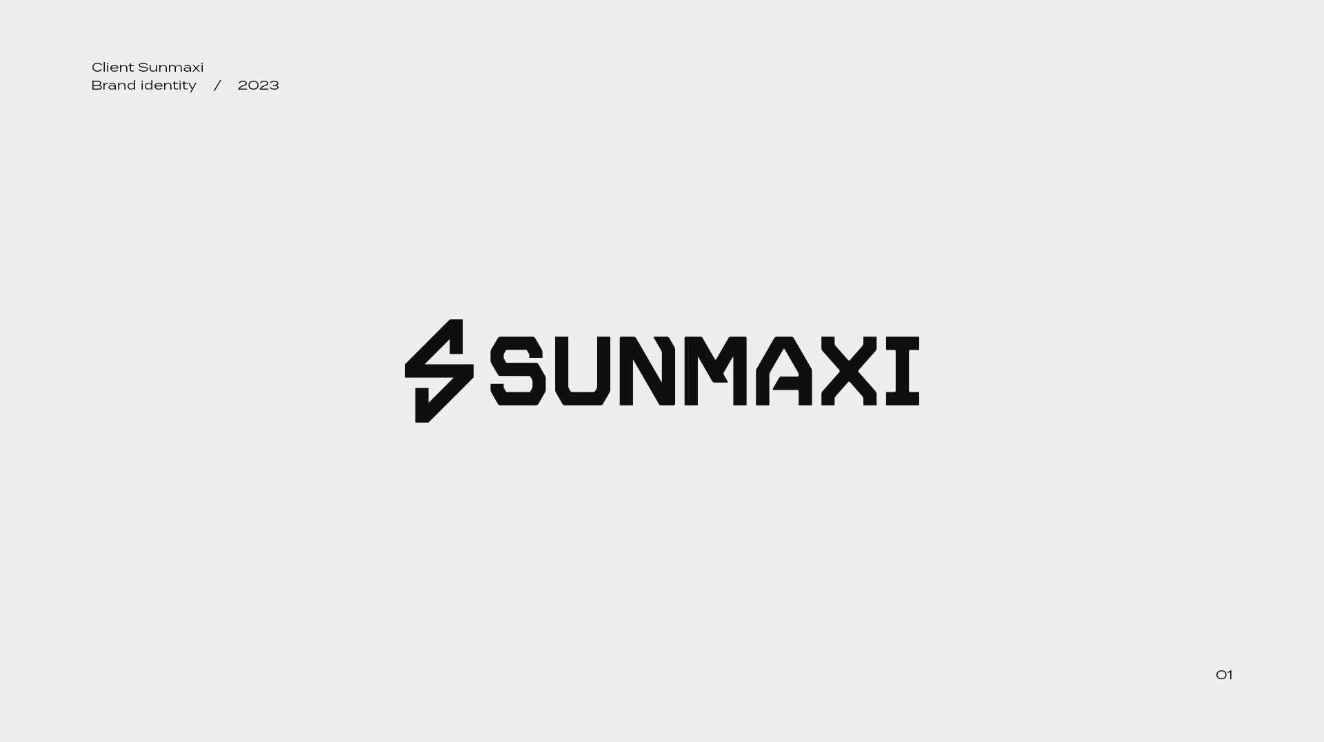 Minimalistyczny projekt logo 'Sunmaxi' w czerni na jasnoszarym tle, z geometrycznym symbolem po lewej stronie nazwy i informacją 'Brand identity / 2023' w lewym górnym rogu.