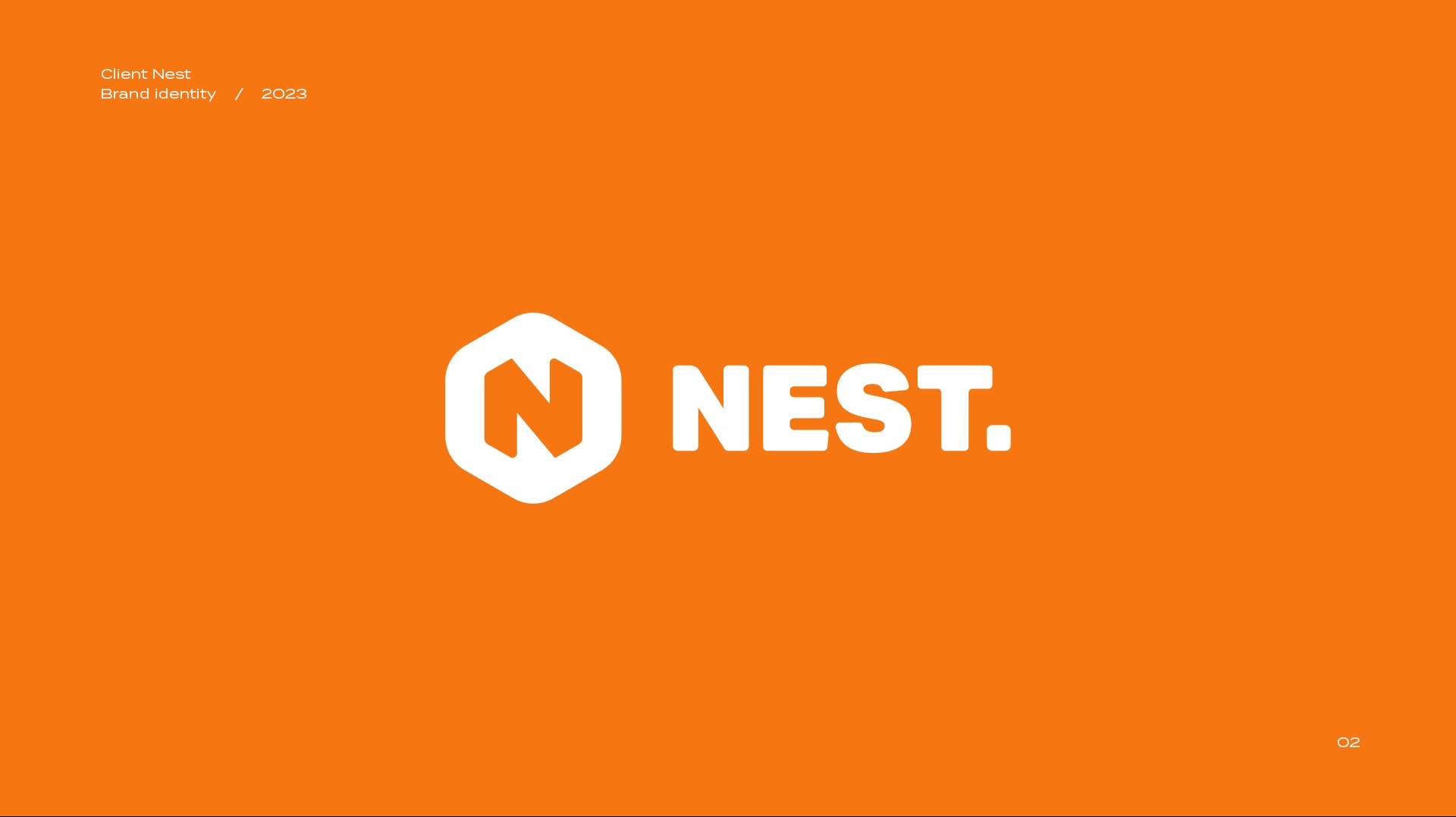 Projekt logo 'NEST' na pomarańczowym tle, z białym heksagonalnym symbolem zawierającym literę N.