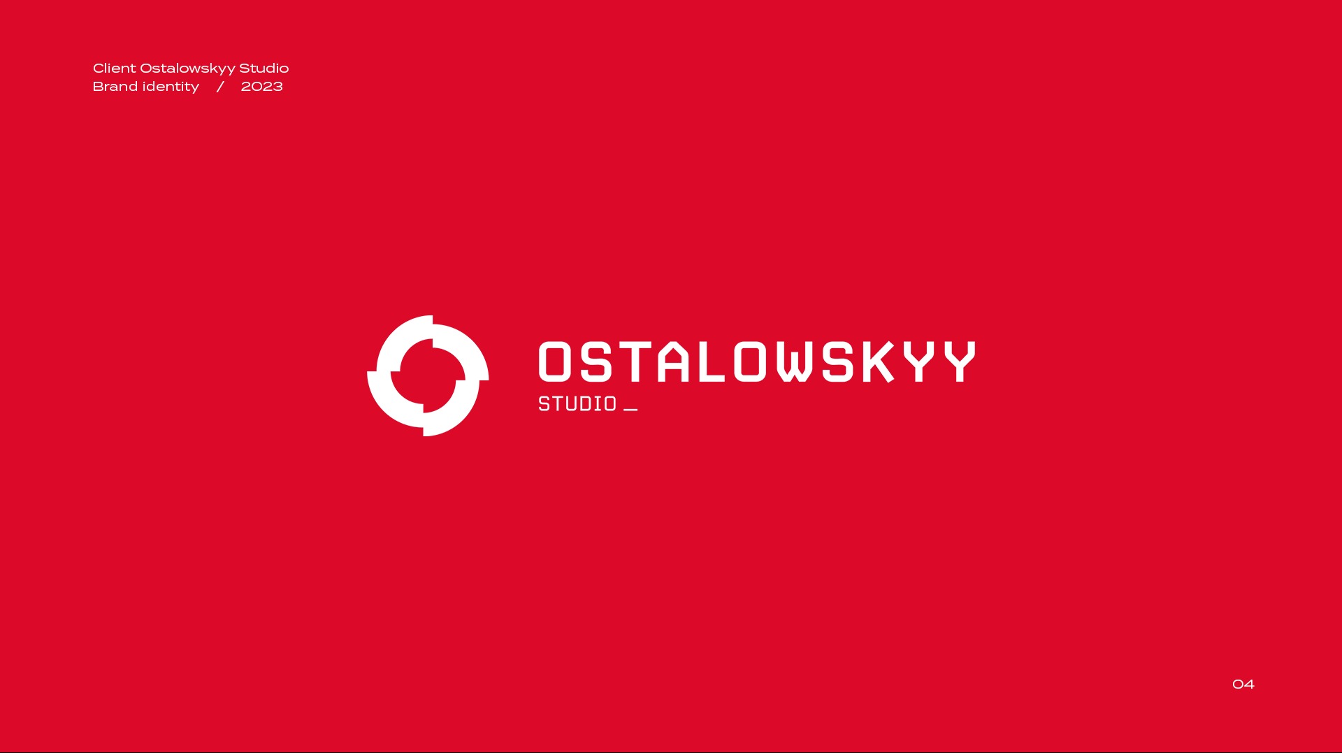 Minimalistyczny projekt identyfikacji wizualnej Ostalowskyy Studio z logo składającym się z czterech białych segmentów tworzących okrąg, umieszczony na czerwonym tle. W prawym górnym rogu...