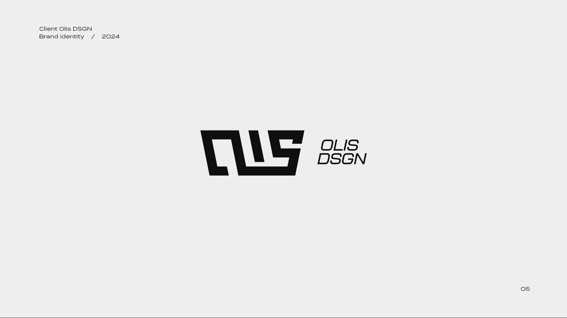 Minimalistyczne logo 'OLIS DSGN' w czerni na jasnoszarym tle, prezentujące nowoczesny i geometryczny styl identyfikacji wizualnej marki.