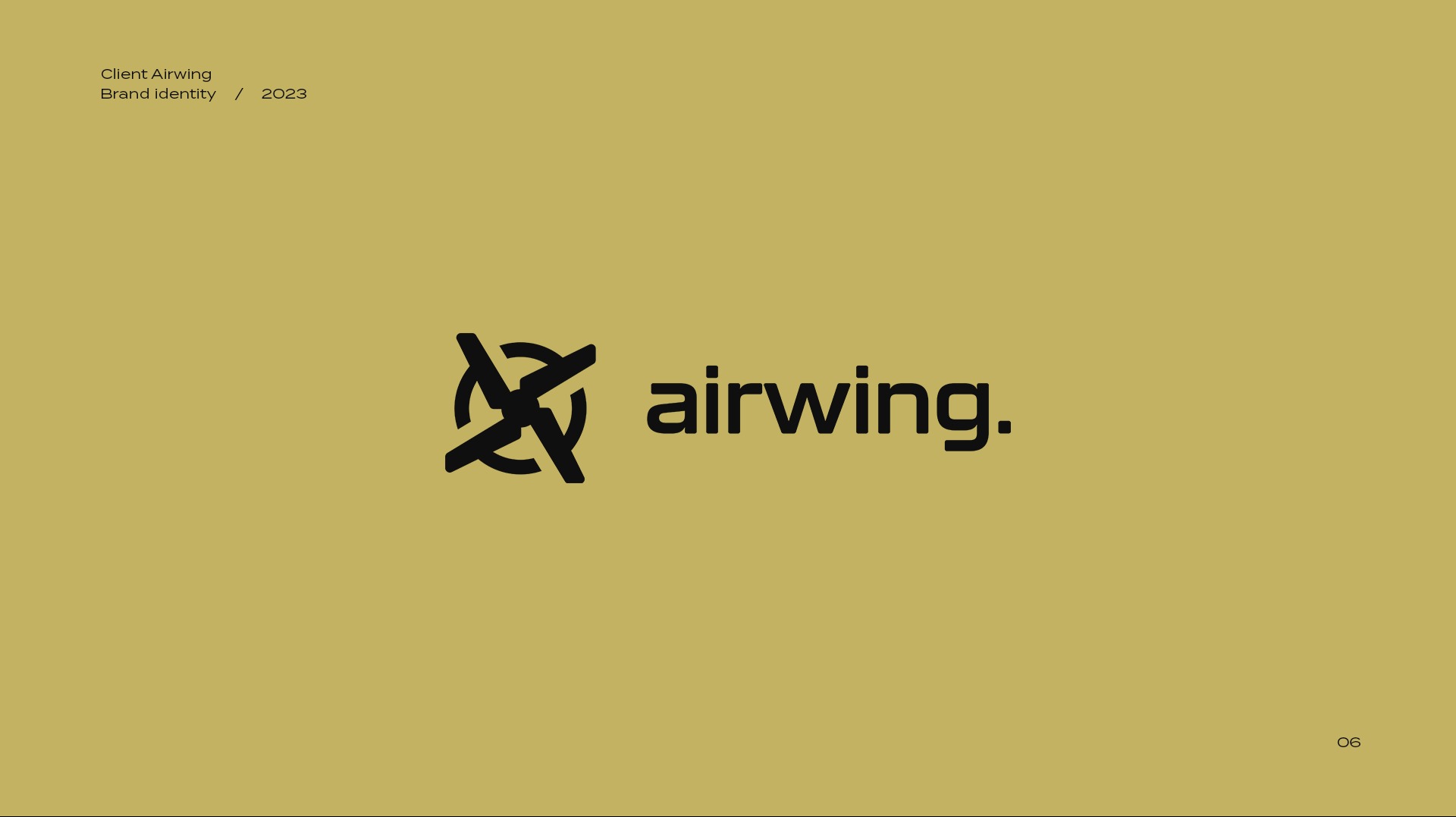 Prezentacja znaku graficznego 'airwing' z abstrakcyjnym symbolem w kolorze czarnym na złotym tle, widoczny napis 'Client Airwing Brand identity / 2023' w lewym górnym rogu.