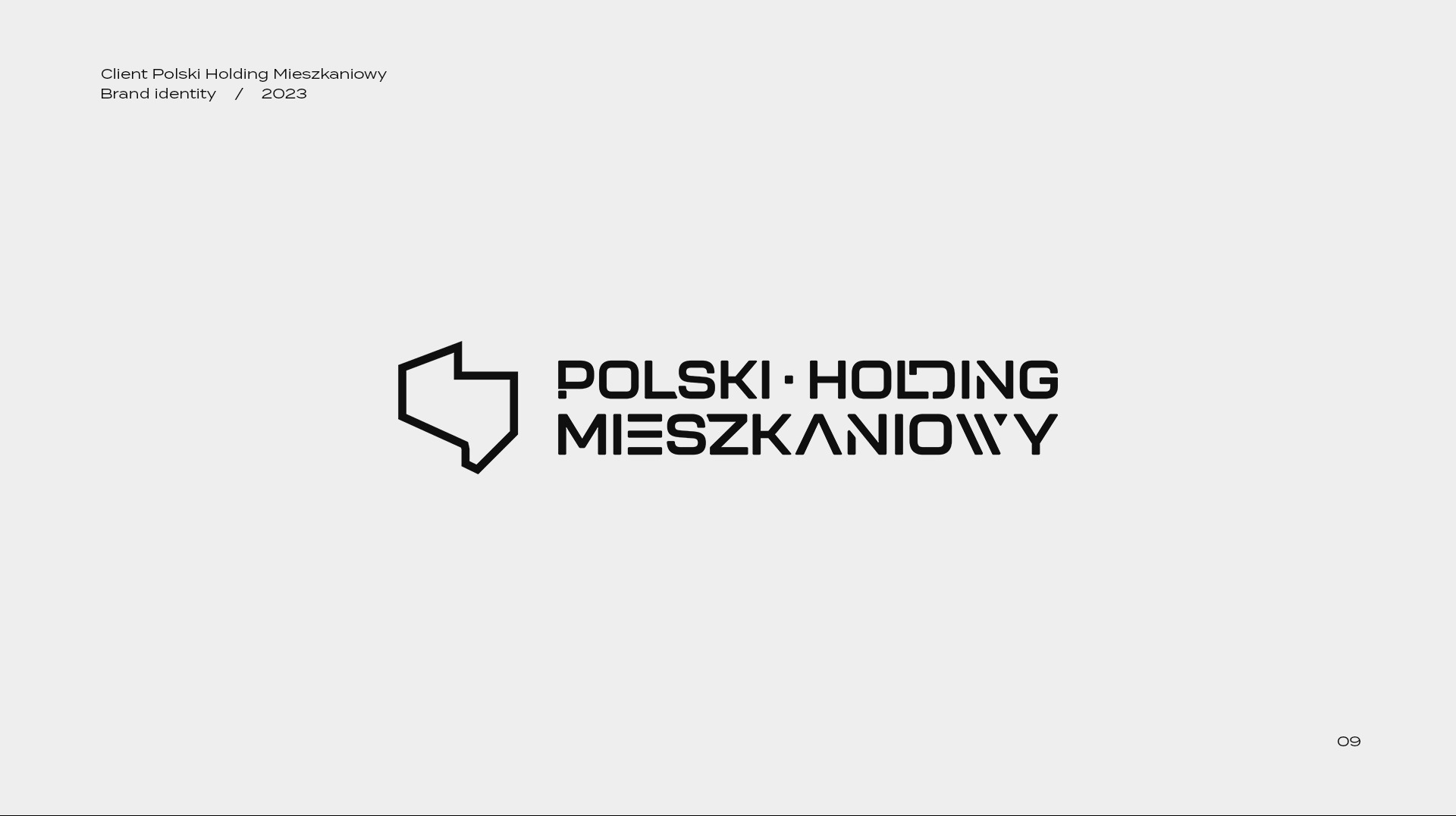 Minimalistyczne logo 'Polski Holding Mieszkaniowy' z abstrakcyjnym symbolem domu w lewym górnym rogu, utrzymane w czarno-białej kolorystyce na jasnoszarym tle.