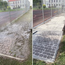 Czysta Strefa Mateusz Wójcik - Kostka brukowa przed i po czyszczeniu. Po lewej brudna, mokra kostka z resztkami roślin, po prawej czysta, sucha kostka. Widoczne ogrodzenie boiska w tle.