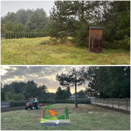 Czysta Strefa Mateusz Wójcik - Zdjęcie 'przed i po' ukazujące transformację ogrodu: zarośnięty teren z drewnianą toaletą kontra wyrównana ziemia z traktorem i logo firmy. Widoczne drzewa i ogrodzenie.