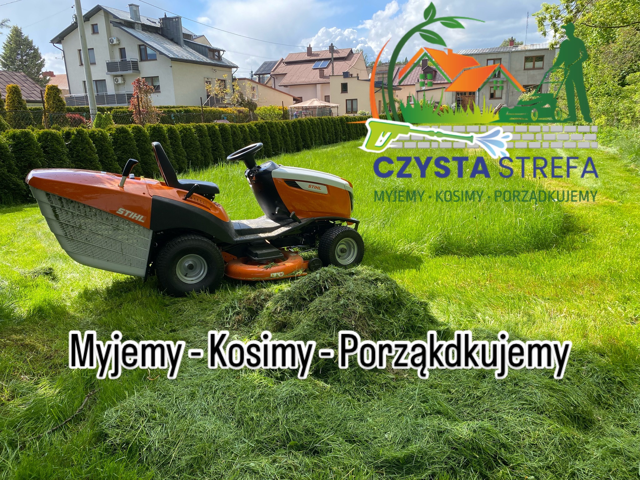 Traktorek Stihl na trawniku z pokosem, w tle domy. Grafika z logo firmy 'Czysta Strefa' z hasłem 'Myjemy - Kosimy - Porządkujemy'.