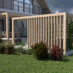 Wizualizacja drewnianej pergoli z pionowymi listwami, częściowo porośniętej pnączami, na tle nowoczesnego domu z balkonem i zadbanym trawnikiem z krzewami.