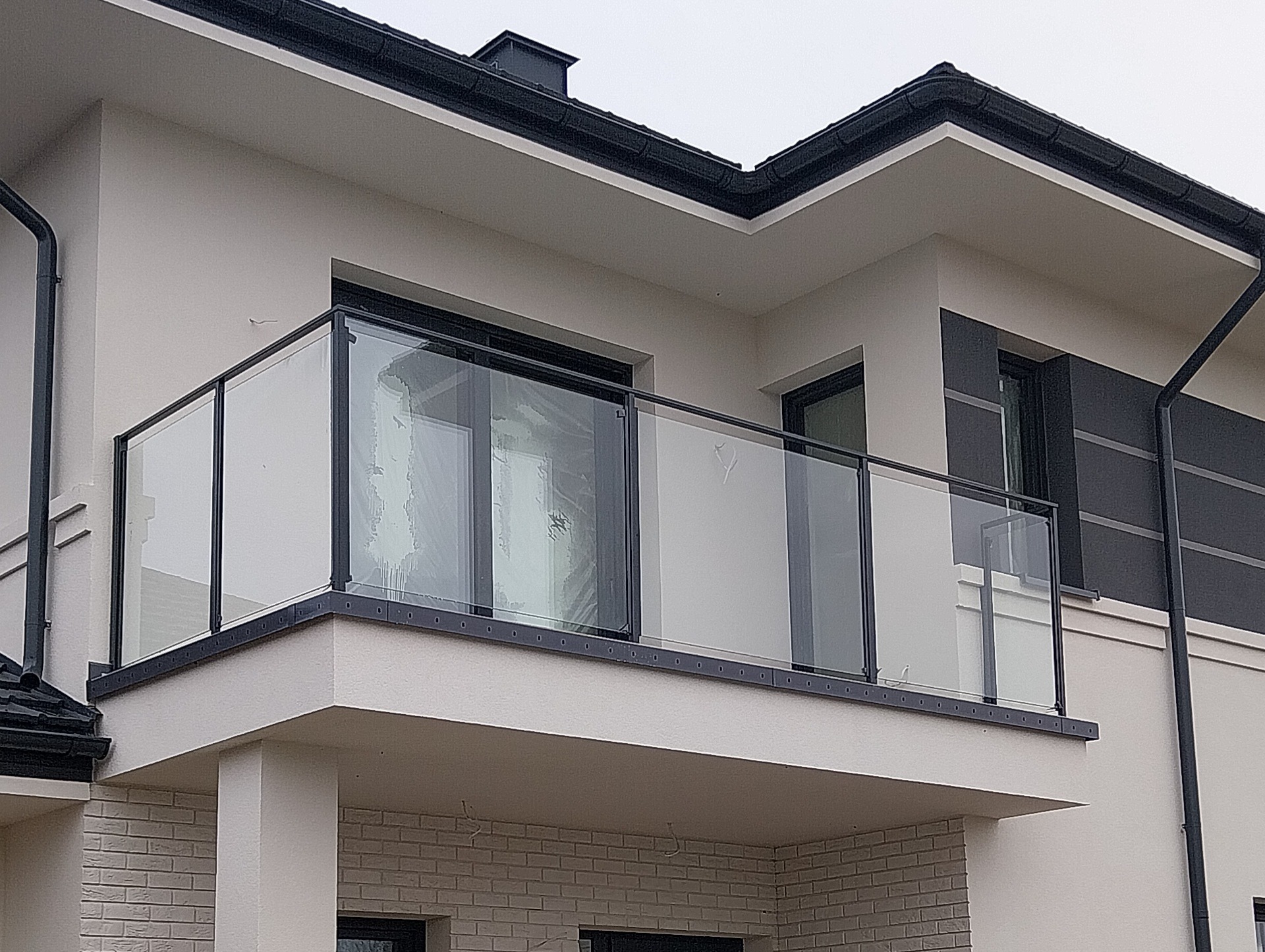 Nasza firma specjalizuje się również w produkcji balustrad . Na zdjęciu balustrady z wypełnieniem szklanym