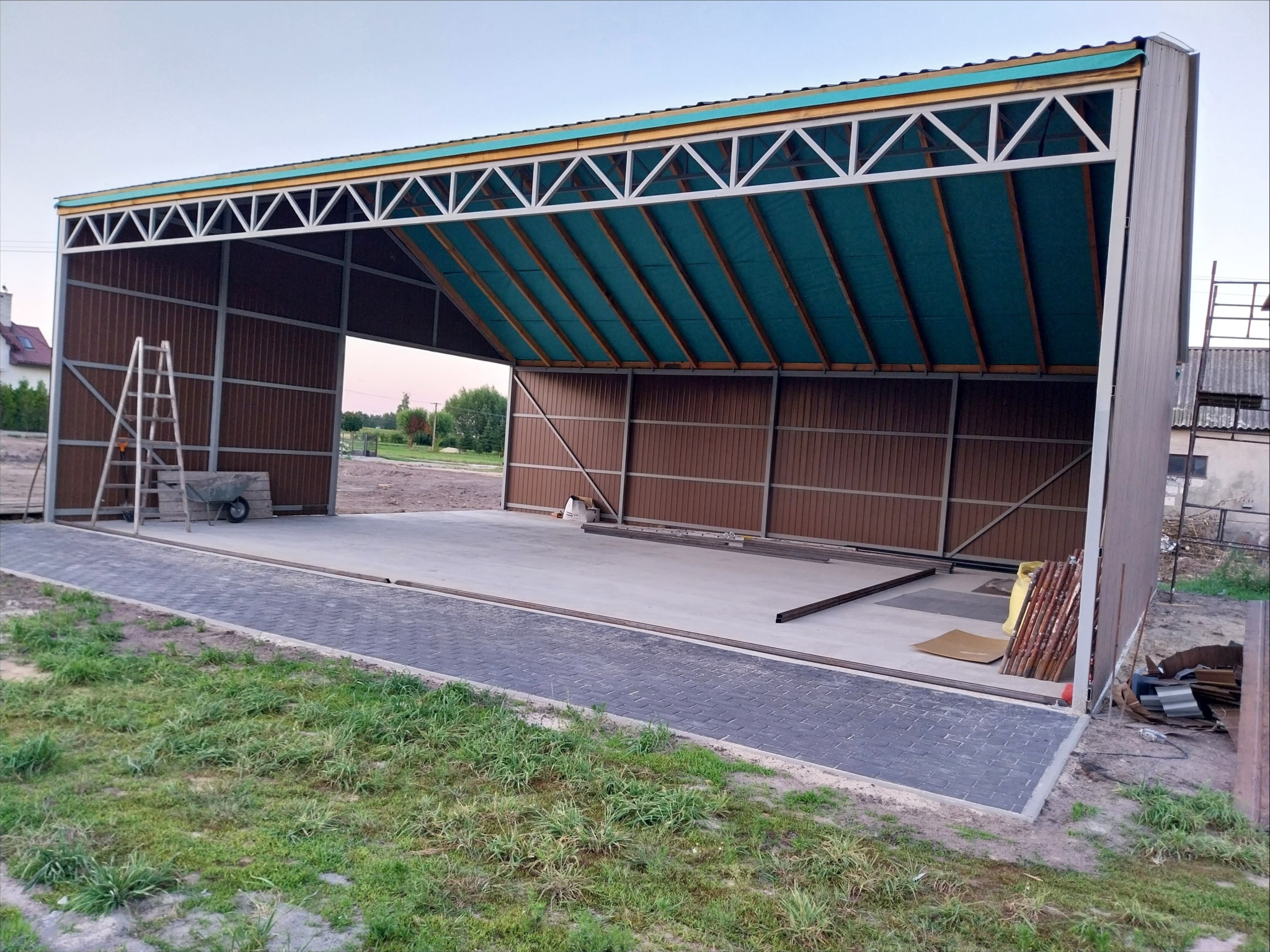Wykonany przez Nas hangar 13x9m