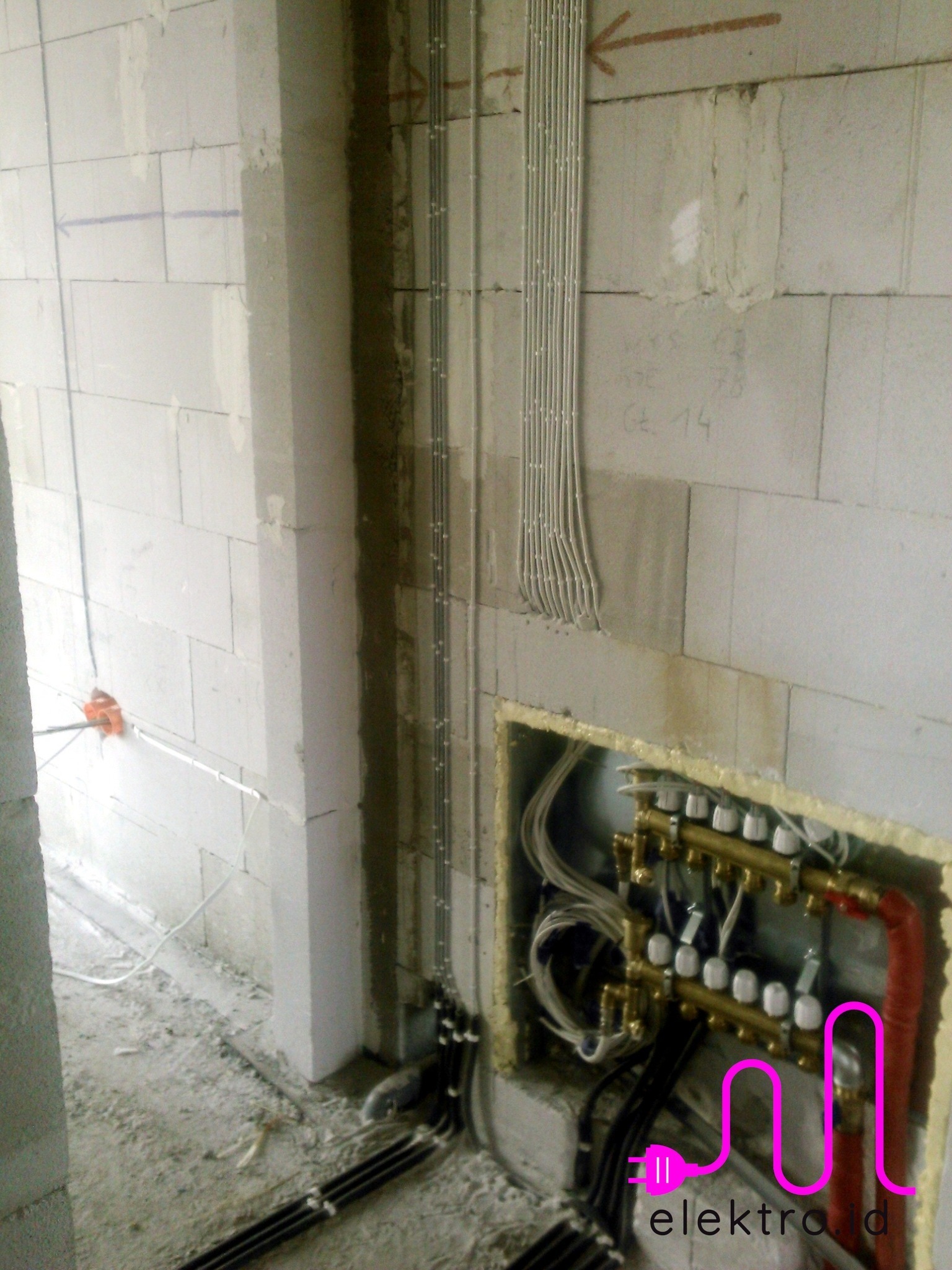 instalacja elektryczna z instalacją sterowania podłogowego przed 'tynkami'