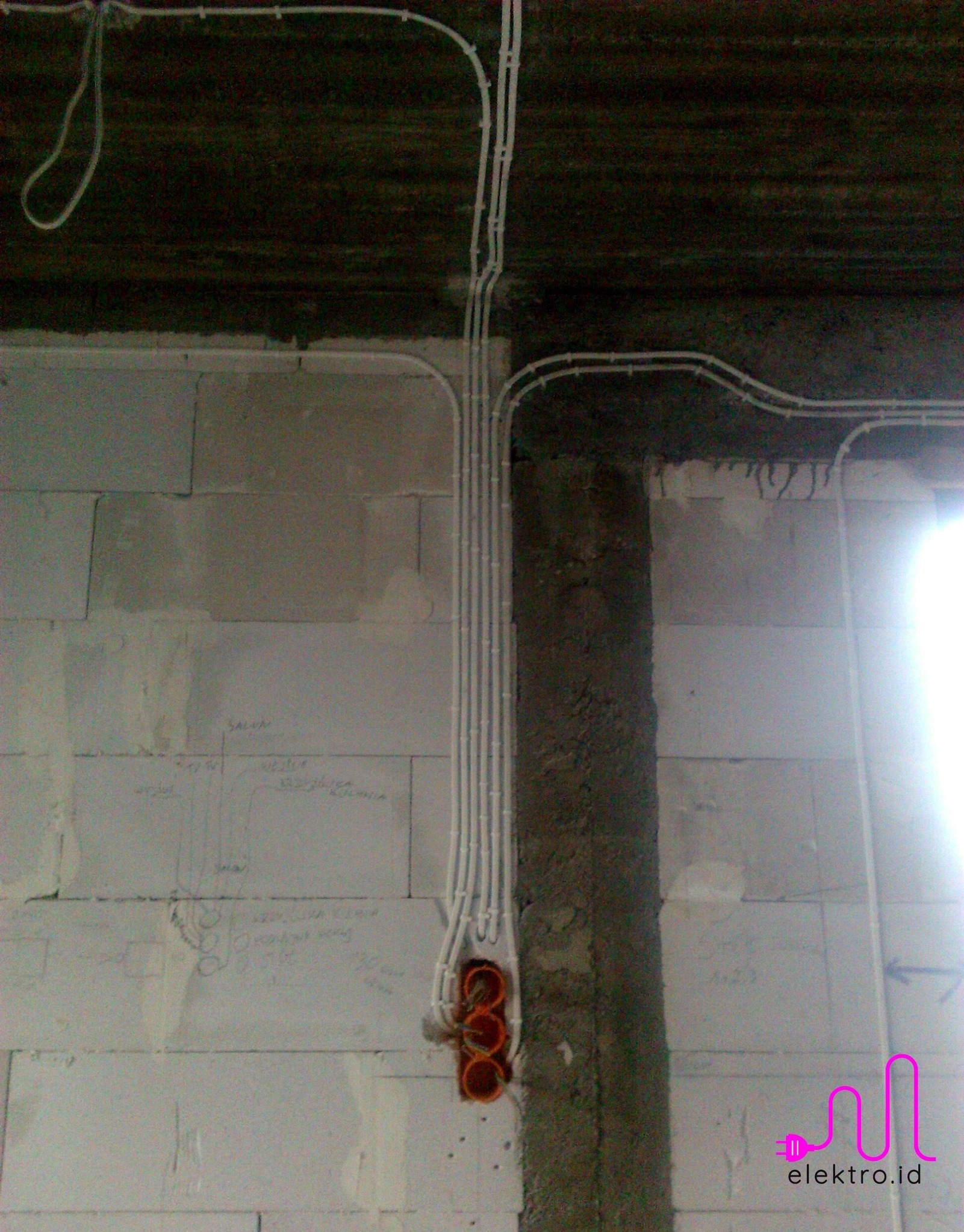 instalacja oświetlenia przed 'tynkami'