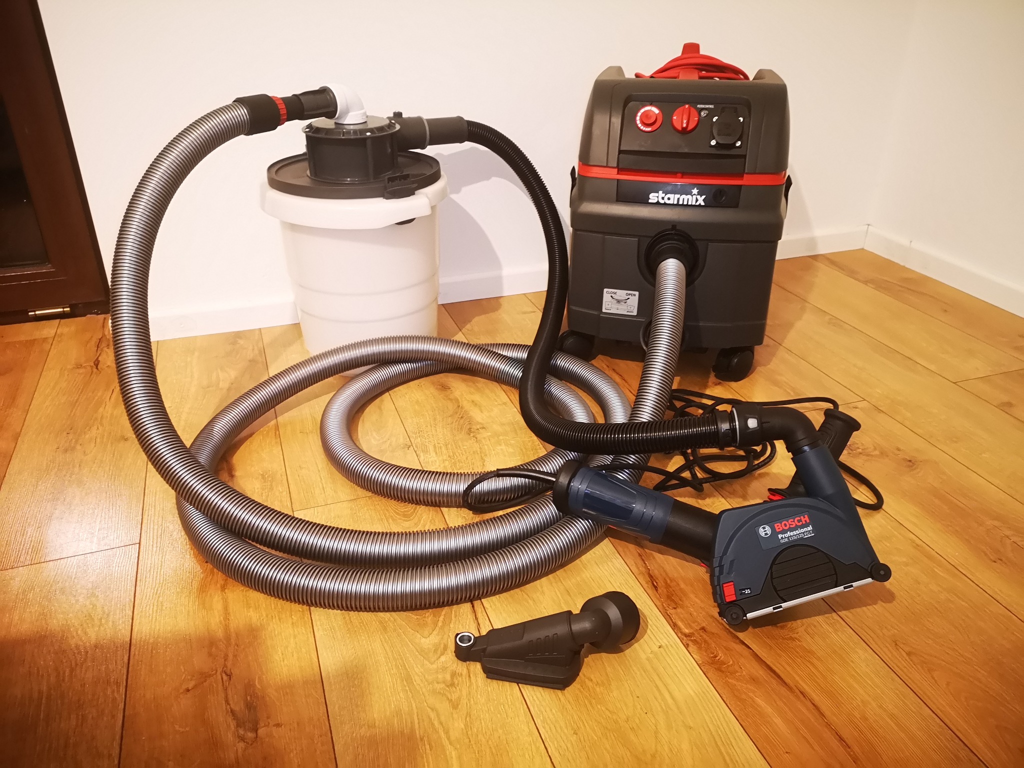 prace wykonujemy w technice bezpyłowej pozostawiając po sobie porządek a pył w odkurzaczu ;-)