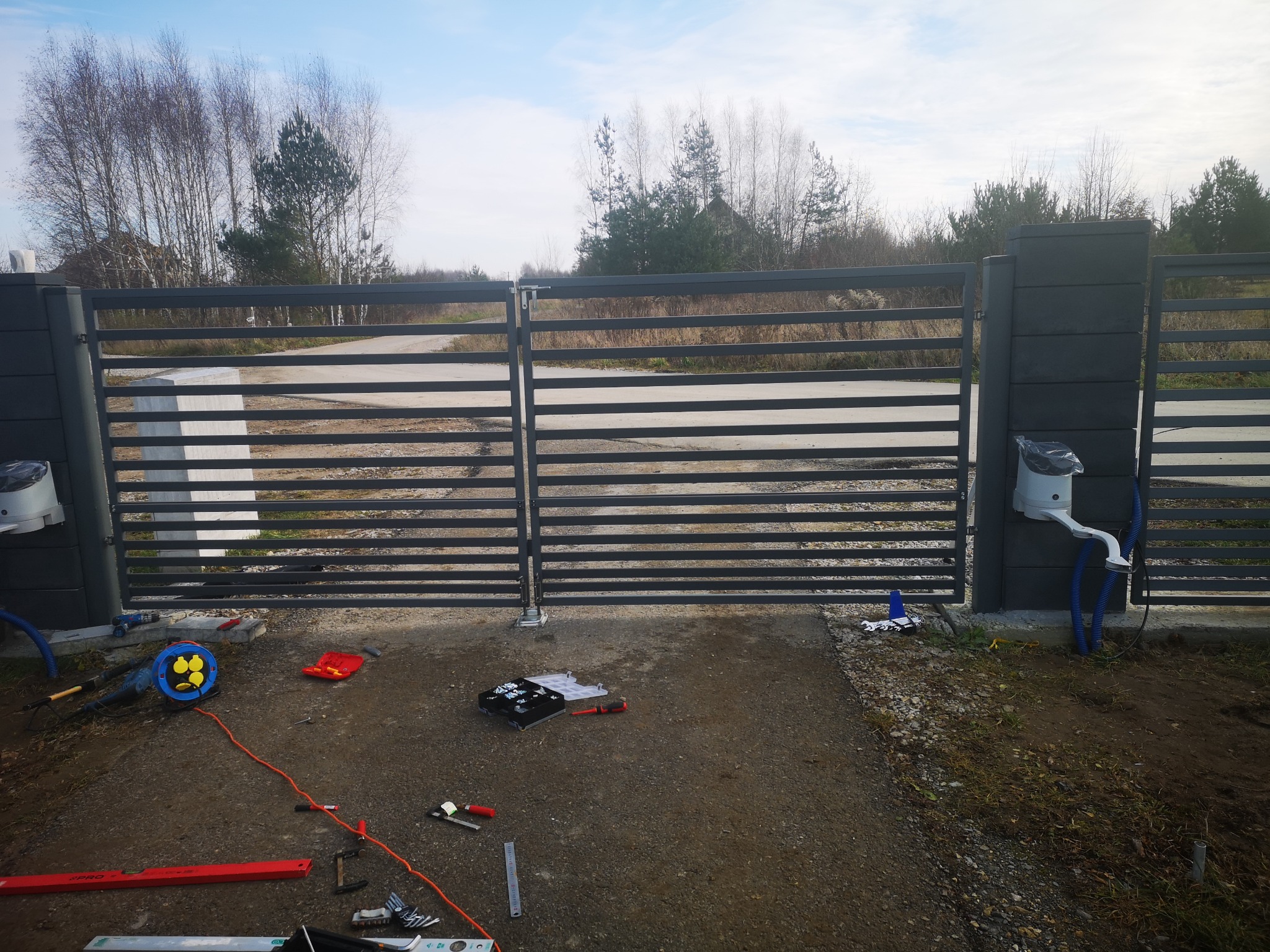 kolejny montaż siłowników Nice w jesiennej nostalgii