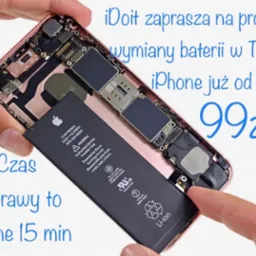 Wymiana baterii w iPhonie, widoczny otwarty smartfon z nową baterią w dłoni, informacja o czasie naprawy i cenie.