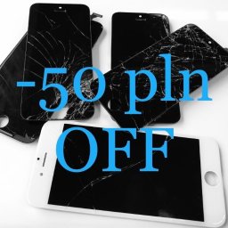 Serwis telefonów Warszawa - Uszkodzone ekrany smartfonów z napisem '-50 pln OFF'. Pęknięcia na wyświetlaczach tworzą pajęczynę. Jeden z telefonów jest biały, pozostałe czarne.