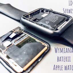 Serwis telefonów Warszawa - Otwarty Apple Watch z odłączonym ekranem, widoczne wnętrze urządzenia i bateria, przygotowany do wymiany baterii.