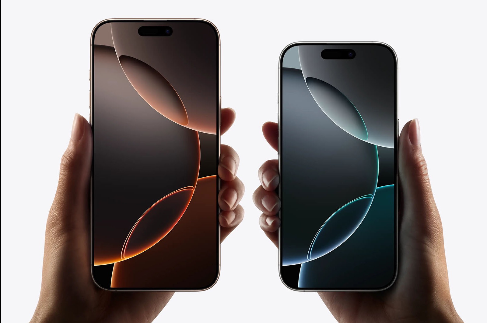 Dwa smartfony trzymane w dłoniach, prezentujące abstrakcyjne tapety w odcieniach brązu i turkusu na ciemnym tle.