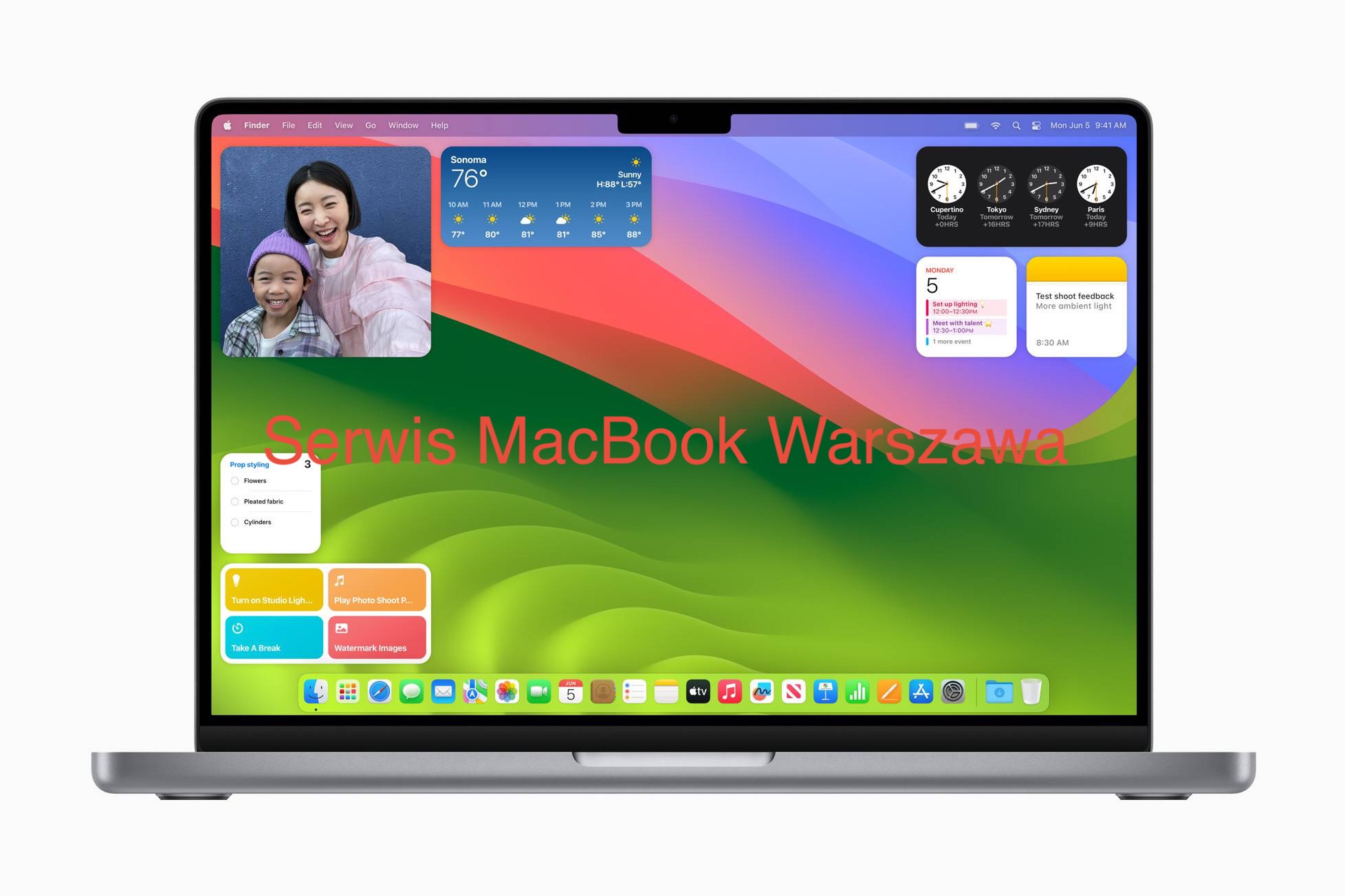 Ekran MacBooka Pro z widocznym pulpitem macOS Sonoma, zawierającym widgety pogody, zegarów światowych, kalendarza i notatki, a także dock z ikonami aplikacji. Na ekranie widoczne okno z fotografią...