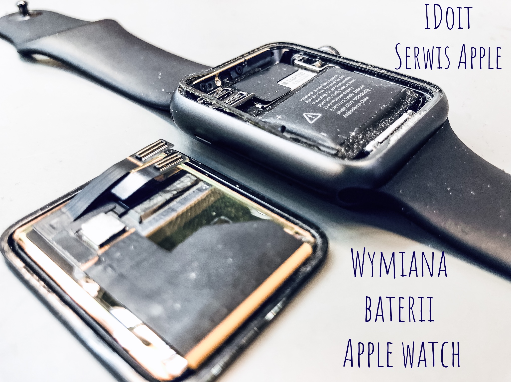 Otwarty Apple Watch z odłączonym ekranem, widoczne wnętrze urządzenia i bateria, przygotowany do wymiany baterii.