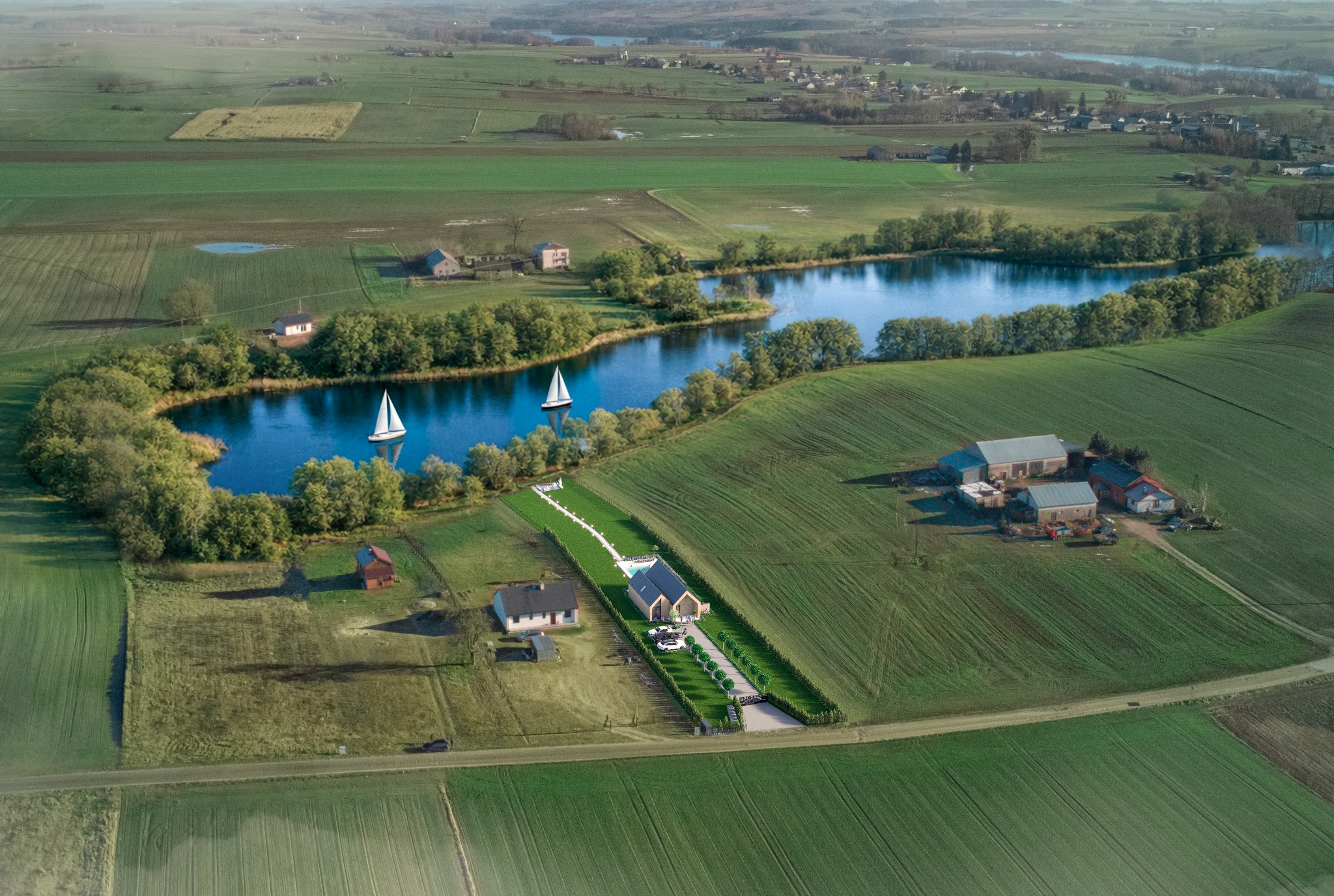 Panoramiczny widok z lotu ptaka na nowoczesny dom z basenem, otoczony zielenią, jeziorem z żaglówkami i polami uprawnymi w słoneczny dzień.