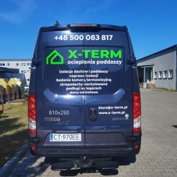 Fresh Design - Granatowy bus z reklamą firmy X-TERM, specjalizującej się w ociepleniach poddaszy. Widoczne dane kontaktowe i zakres usług. Tablica rejestracyjna CT 970EE.