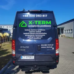 Granatowy bus z reklamą firmy X-TERM, specjalizującej się w ociepleniach poddaszy. Widoczne dane kontaktowe i zakres usług. Tablica rejestracyjna CT 970EE.